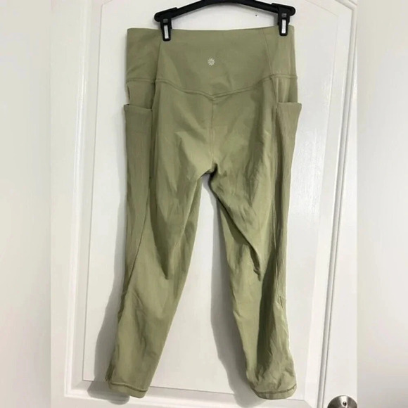 Athleta Green Salutation Stash Pocket II Cutout 7/8 Leggings Size L Women gym - Picture 9 of 15